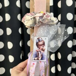 Λαμπάδα μπαλαρίνα με χειροποίητο scrunchies.